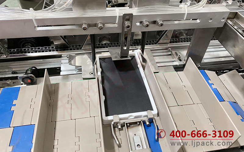 手機鋼化膜插盒掛構(gòu)貼標(biāo)自動裝盒機推料口